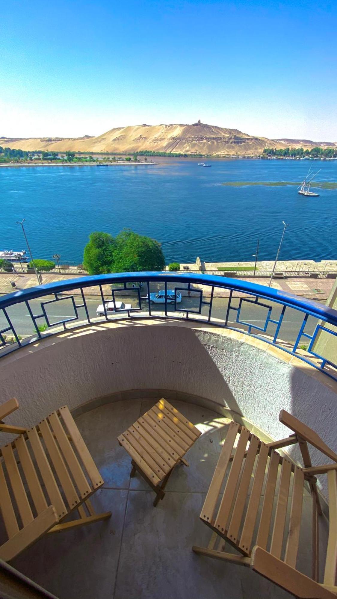 View 3 Bedrooms *