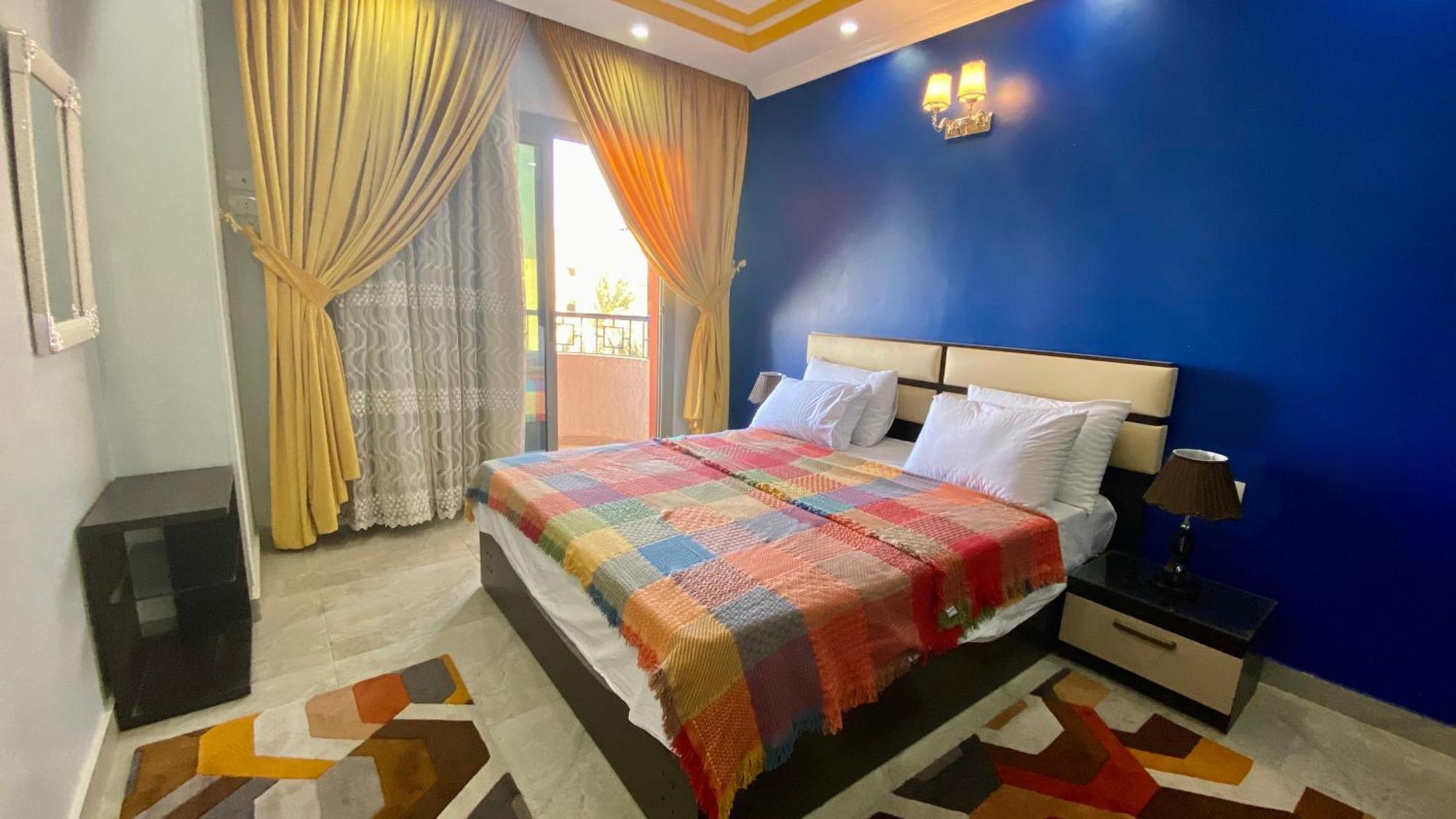 View 3 Bedrooms Apartment *